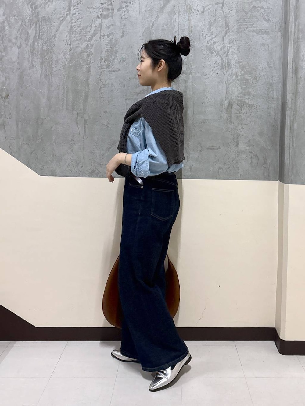 「骨格ストレート、BARNYARDSTORM、デニムパンツ、シャツ、リラックス、きれいめ、着痩せ・細見え」｜「MazellのMazell / 2WAYソフトモカローファー（ローファー、シルバー系）」を使った、hitomiさん（レディース・160cm）の春コーディネートの2枚目の写真