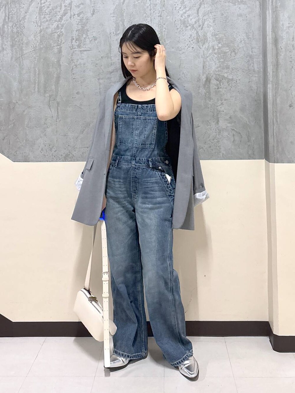 「リラックス、きれいめ、着痩せ・細見え、骨格ストレート、BARNYARDSTORM、ジャケット、サロペット、大人カジュアル」|「MazellのMazell / 2WAYソフトモカローファー(ローファー、シルバー系)」を使った、hitomiさん(レディース・160cm)の春コーディネートの2枚目の写真