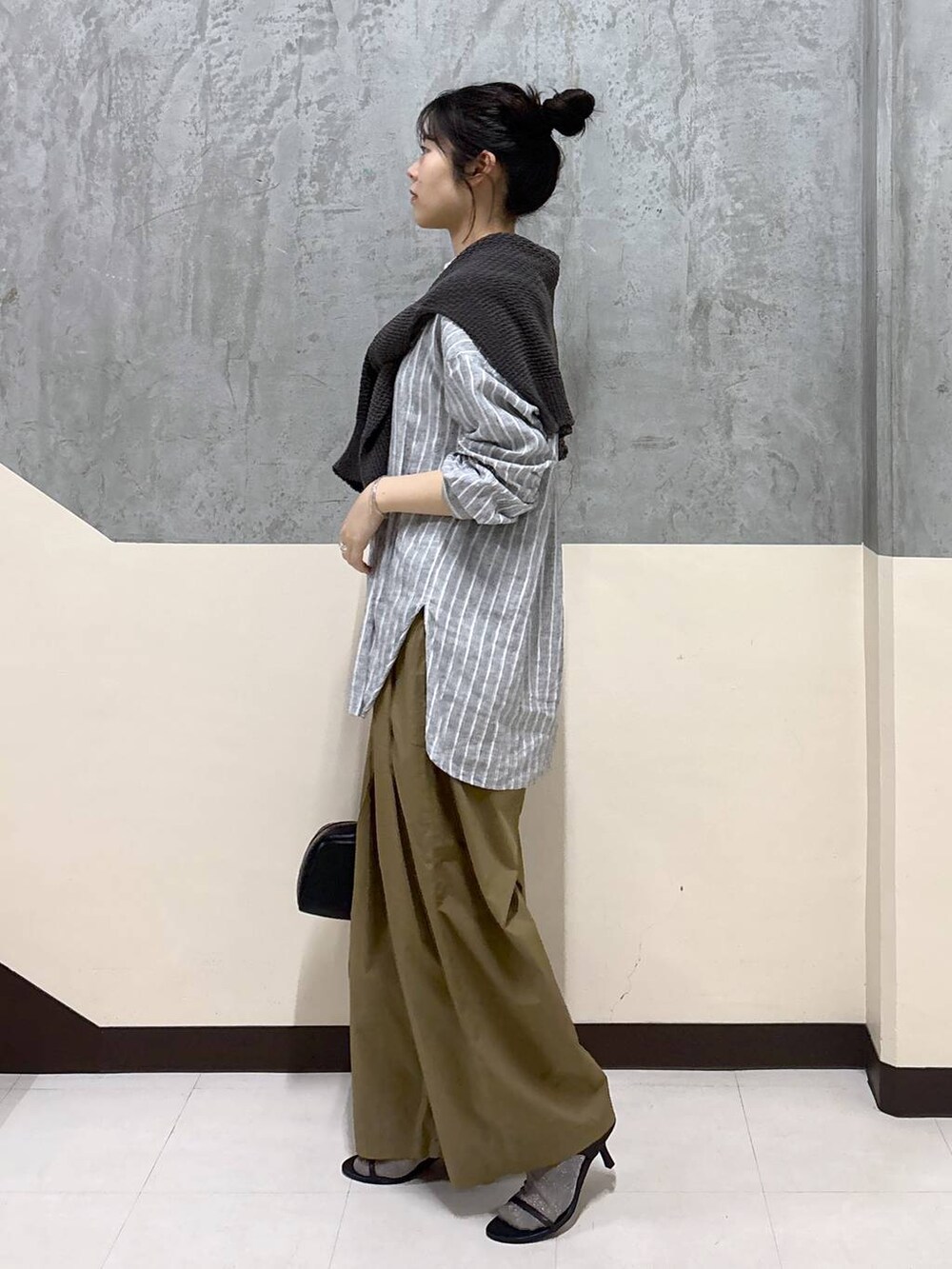 「リラックス、きれいめ、着痩せ・細見え、骨格ストレート、BARNYARDSTORM、パンツ、シャツ、春コーデ」｜「BARNYARDSTORMのBARNYARDSTORM / タタックイージーパンツ（その他パンツ、ベージュ系）」を使った、hitomiさん（レディース・160cm）の春コーディネートの3枚目の写真