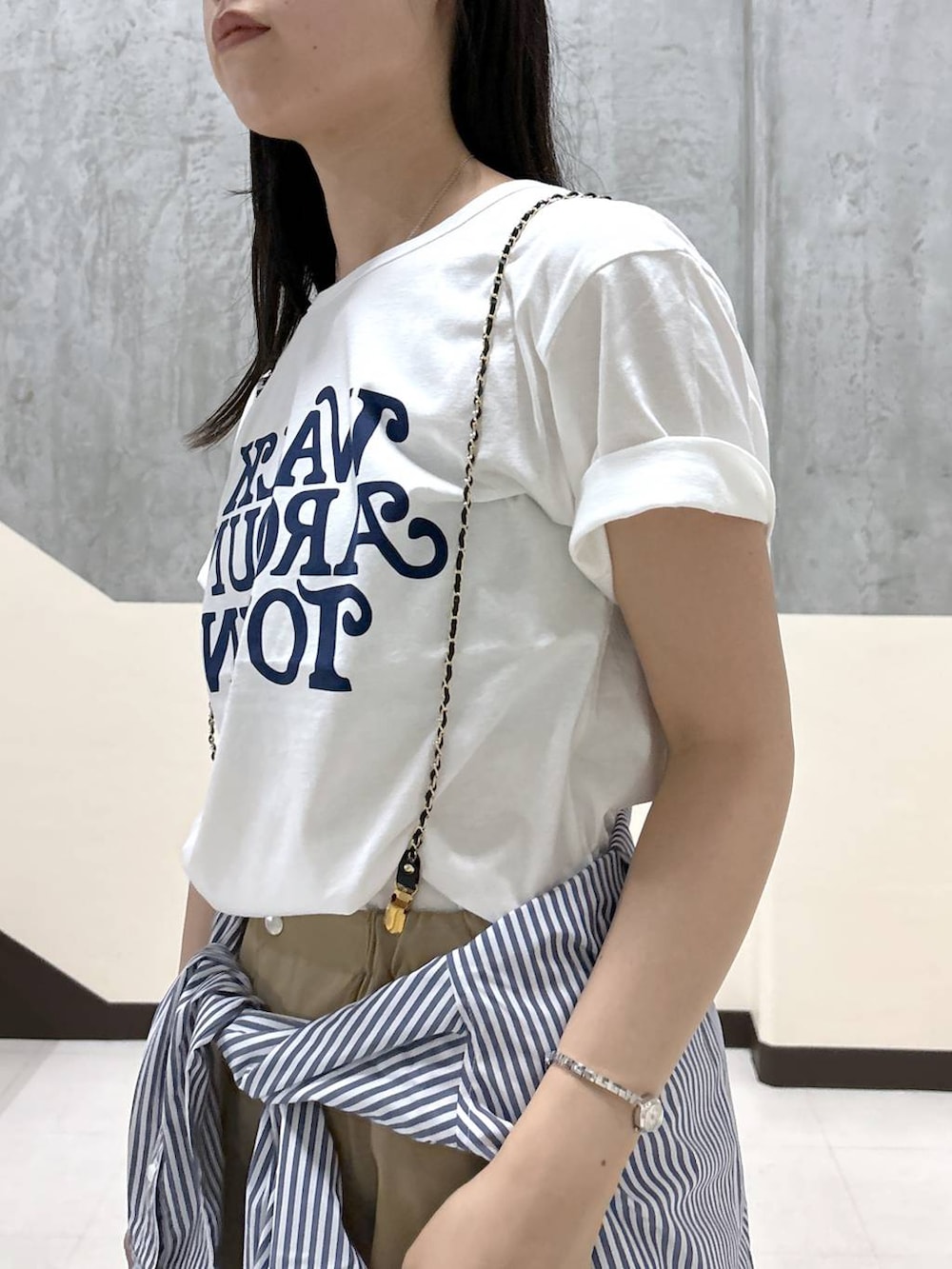 「リラックス、きれいめ、着痩せ・細見え、骨格ストレート、BARNYARDSTORM、カジュアル、大人カジュアル、パンツ、Tシャツ、シャツ、パンプス」|「BARNYARDSTORMのBARNYARDSTORM / コクーンシルエットイージーパンツ【撥水】(その他パンツ、ベージュ系)」を使った、hitomiさん(レディース・160cm)の夏コーディネートの6枚目の写真