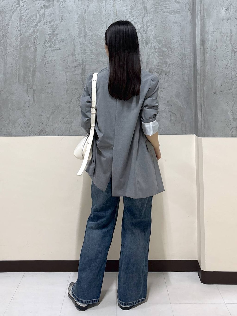 「リラックス、きれいめ、着痩せ・細見え、骨格ストレート、BARNYARDSTORM、ジャケット、サロペット、大人カジュアル」|「MazellのMazell / 2WAYソフトモカローファー(ローファー、シルバー系)」を使った、hitomiさん(レディース・160cm)の春コーディネートの4枚目の写真