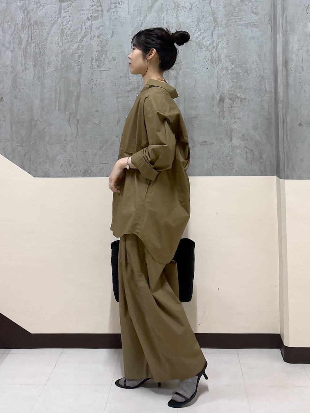 「リラックス、きれいめ、着痩せ・細見え、夏コーデ、骨格ストレート、BARNYARDSTORM、春コーデ、セットアップ」|「BARNYARDSTORMのBARNYARDSTORM / タイプライターロングシャツ(シャツ/ブラウス、ベージュ系)」を使った、hitomiさん(レディース・160cm)の春コーディネートの2枚目の写真