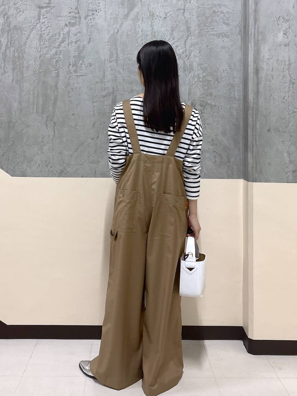 「着痩せ・細見え、骨格ストレート、リラックス、きれいめ、BARNYARDSTORM」｜「BARNYARDSTORMのBARNYARDSTORM /【CONTIGO】レザーショルダー 【新色追加】（ハンドバッグ、ホワイト系）」を使った、hitomiさん（レディース・160cm）の春コーディネートの3枚目の写真