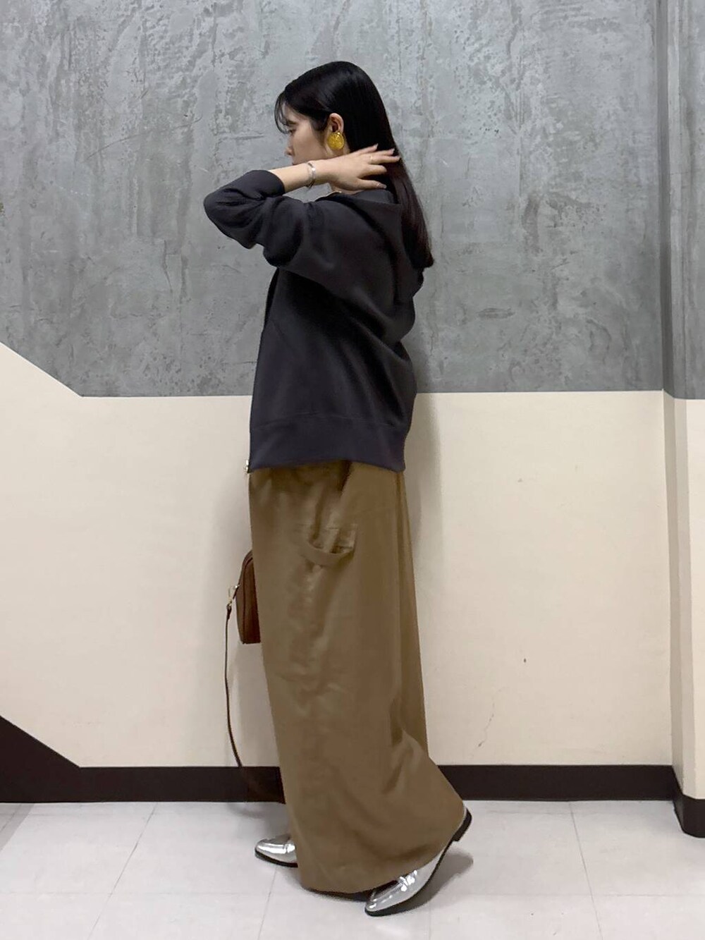 「リラックス、きれいめ、着痩せ・細見え、骨格ストレート、BARNYARDSTORM、パーカー、大人カジュアル」|「MazellのMazell / 2WAYソフトモカローファー(ローファー、シルバー系)」を使った、hitomiさん(レディース・160cm)の春コーディネートの2枚目の写真