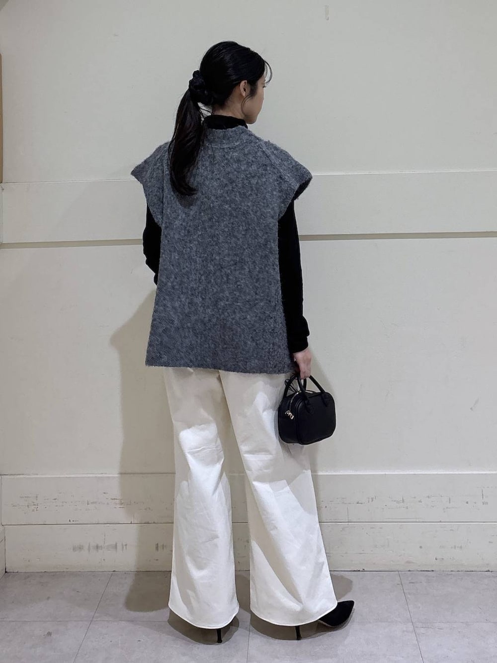 ブラック系のTシャツ/カットソー、ブラック系のショルダーバッグ、ホワイト系のその他パンツを着用したレディースの秋コーディネートの3枚目の写真