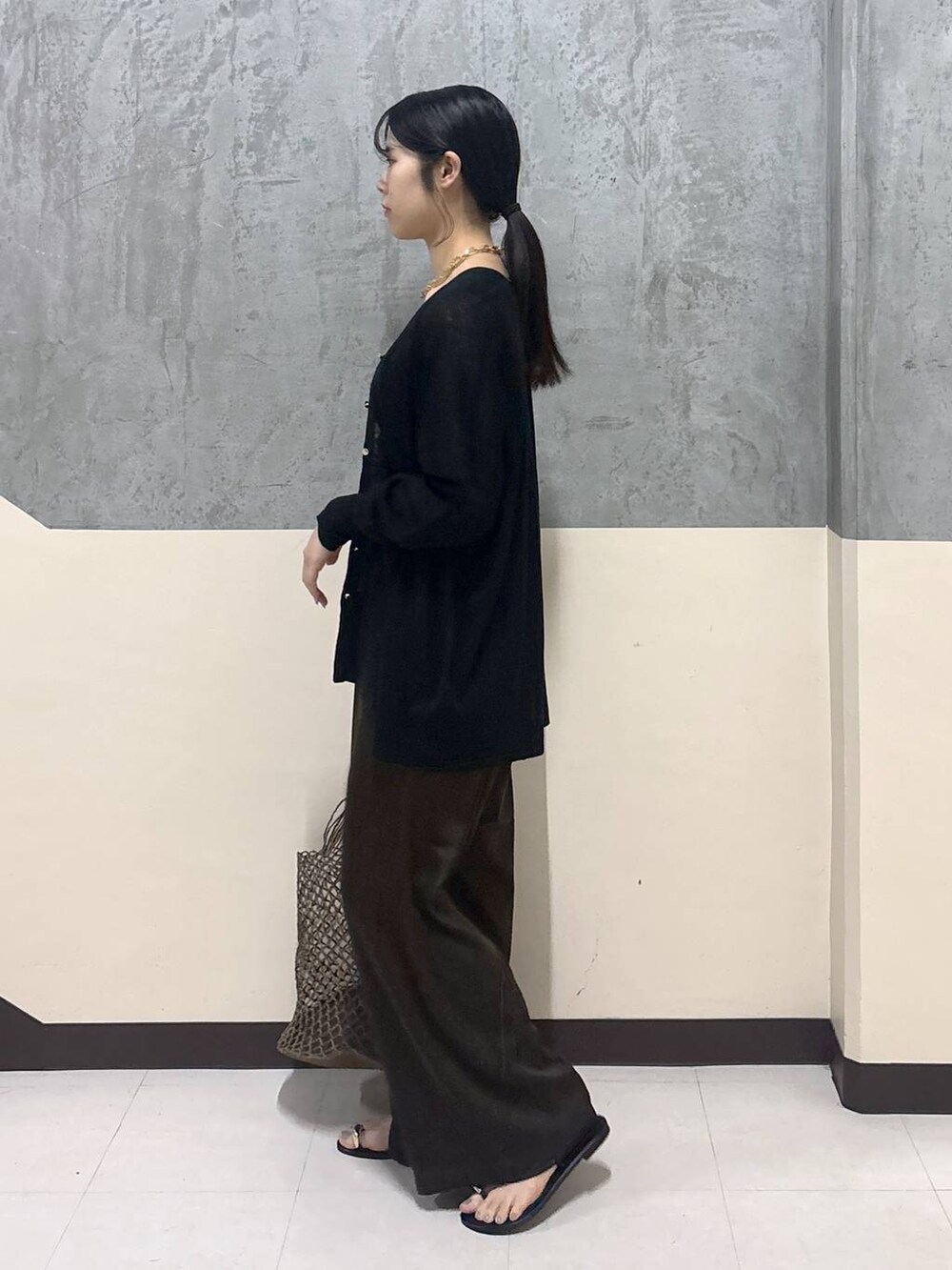 「リラックス、きれいめ、着痩せ・細見え、夏コーデ、骨格ストレート、BARNYARDSTORM、ワイドパンツ、カーディガン」|「BARNYARDSTORMのBARNYARDSTORM / メタルツキレザートング(サンダル、ブラック系)」を使った、hitomiさん(レディース・160cm)の春コーディネートの2枚目の写真