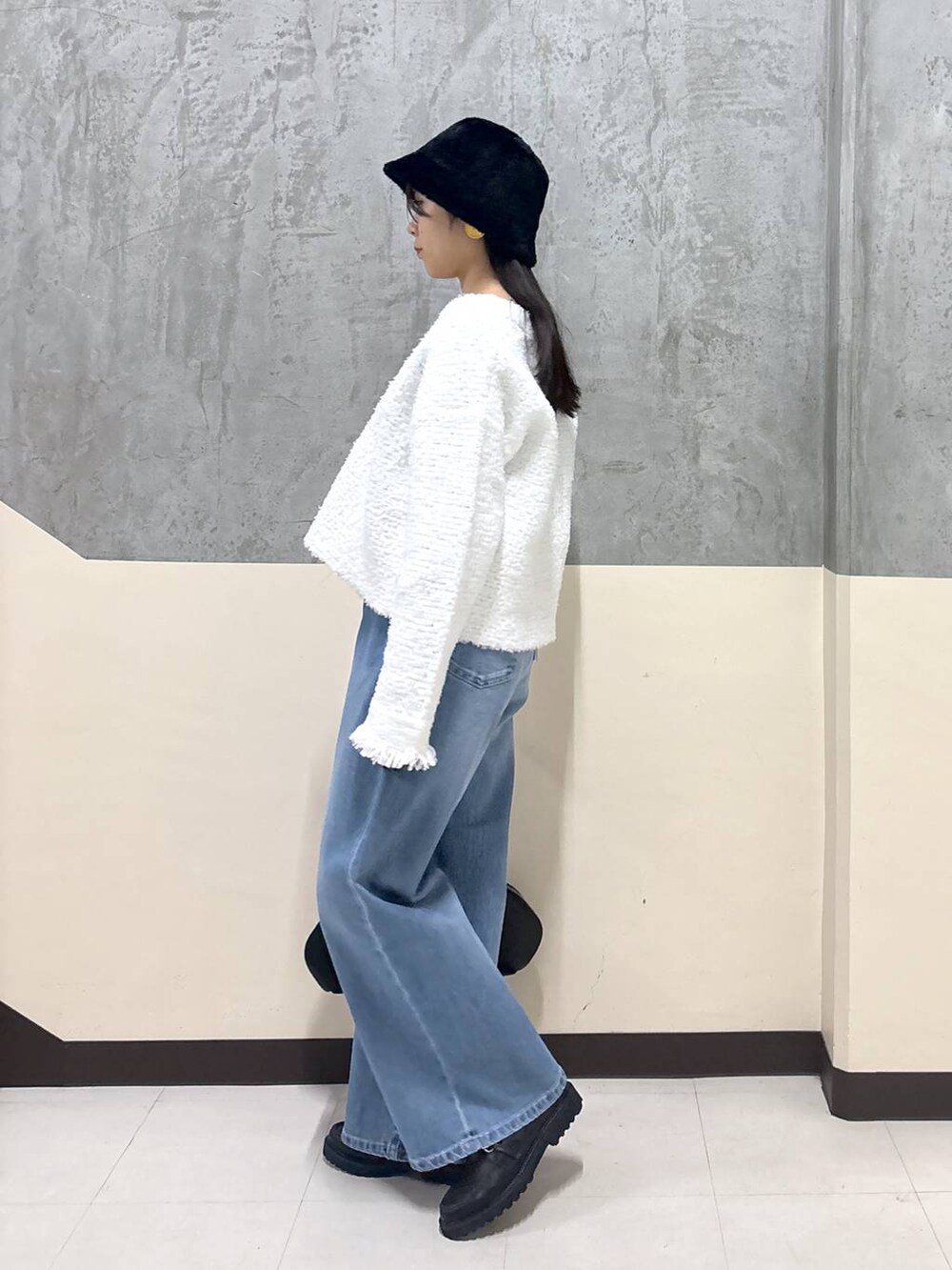 「リラックス、きれいめ、着痩せ・細見え、骨格ストレート、BARNYARDSTORM、デニムパンツ」|「BARNYARDSTORMのBARNYARDSTORM / Oggi11月号掲載◆ソフトウエストワイドデニムパンツ【WEB限定】(デニムパンツ、ブルー系)」を使った、hitomiさん(レディース・160cm)の冬コーディネートの2枚目の写真