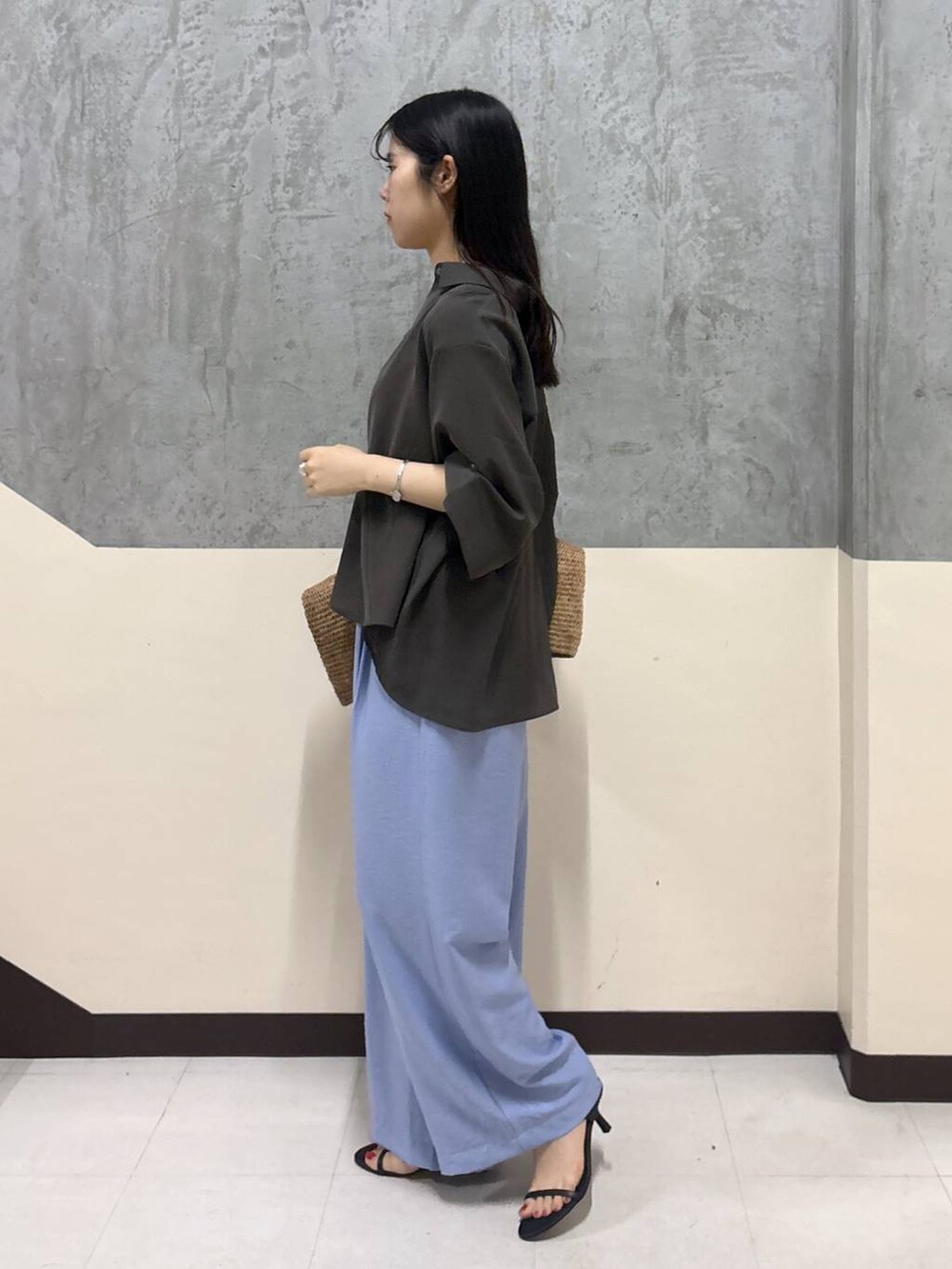 「リラックス、きれいめ、着痩せ・細見え、夏コーデ、骨格ストレート、BARNYARDSTORM、ワイドパンツ」|「MADE IN MADAのMADE IN MADA(メイド イン マダ) / KOKOカゴバッグ 【『ネルソンさん』YouTubeご紹介アイテム】(かごバッグ、ブラウン系)」を使った、hitomiさん(レディース・160cm)の夏コーディネートの2枚目の写真
