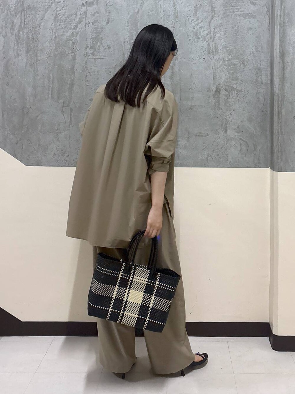 「骨格ストレート、BARNYARDSTORM、リラックス、きれいめ、着痩せ・細見え、夏コーデ、サンダル、ワイドパンツ」｜「BARNYARDSTORMのBARNYARDSTORM / MEXICOメルカドBAG（トートバッグ、その他）」を使った、hitomiさん（レディース・160cm）の夏コーディネートの3枚目の写真