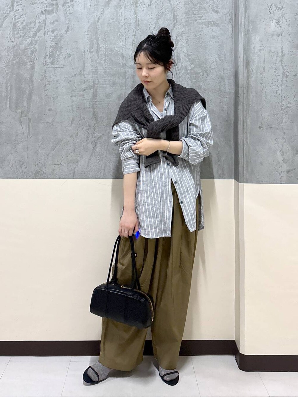 「リラックス、きれいめ、着痩せ・細見え、骨格ストレート、BARNYARDSTORM、パンツ、シャツ、春コーデ」｜「BARNYARDSTORMのBARNYARDSTORM / タタックイージーパンツ（その他パンツ、ベージュ系）」を使った、hitomiさん（レディース・160cm）の春コーディネートの2枚目の写真