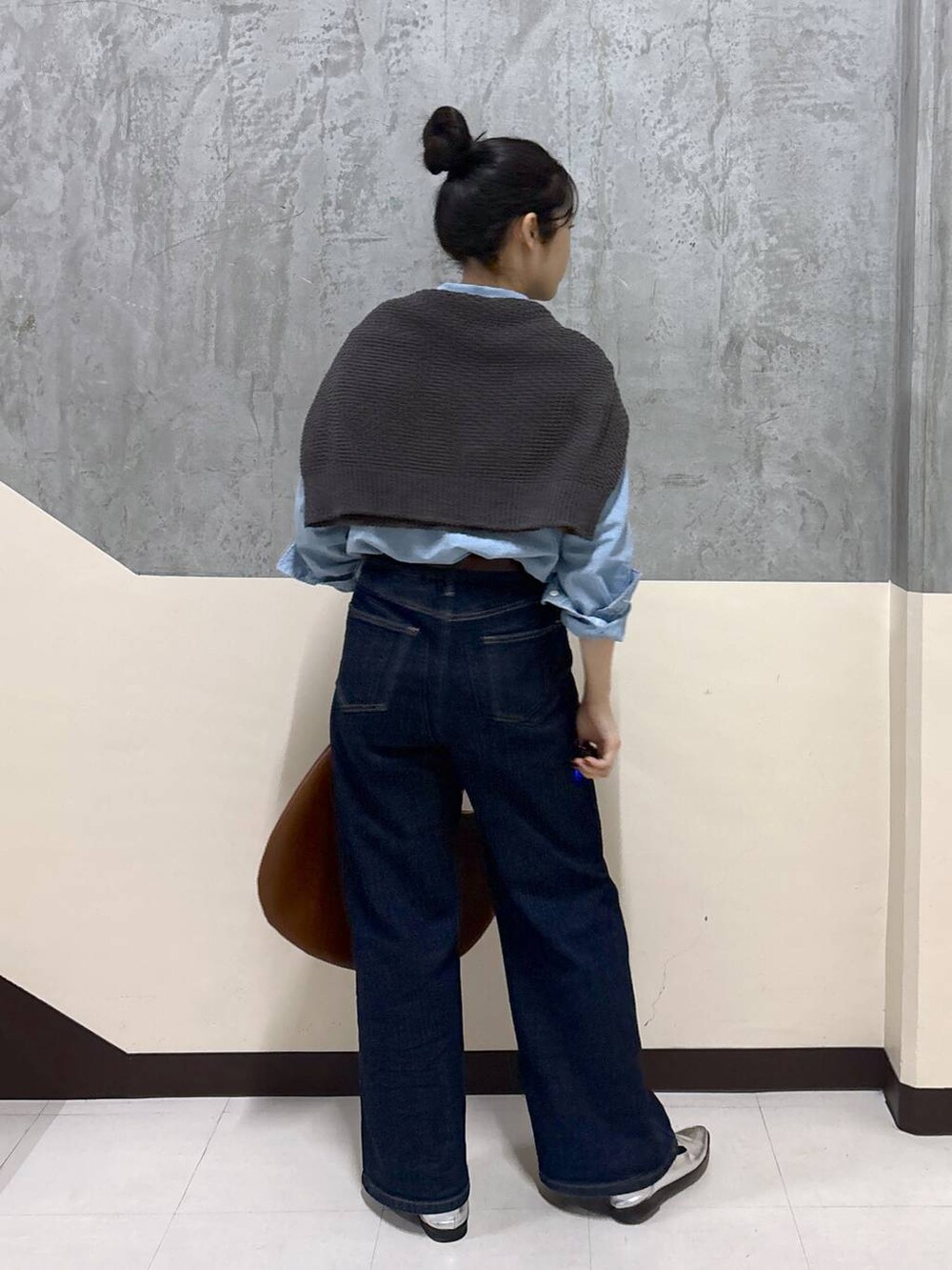 「骨格ストレート、BARNYARDSTORM、デニムパンツ、シャツ、リラックス、きれいめ、着痩せ・細見え」｜「MazellのMazell / 2WAYソフトモカローファー（ローファー、シルバー系）」を使った、hitomiさん（レディース・160cm）の春コーディネートの3枚目の写真