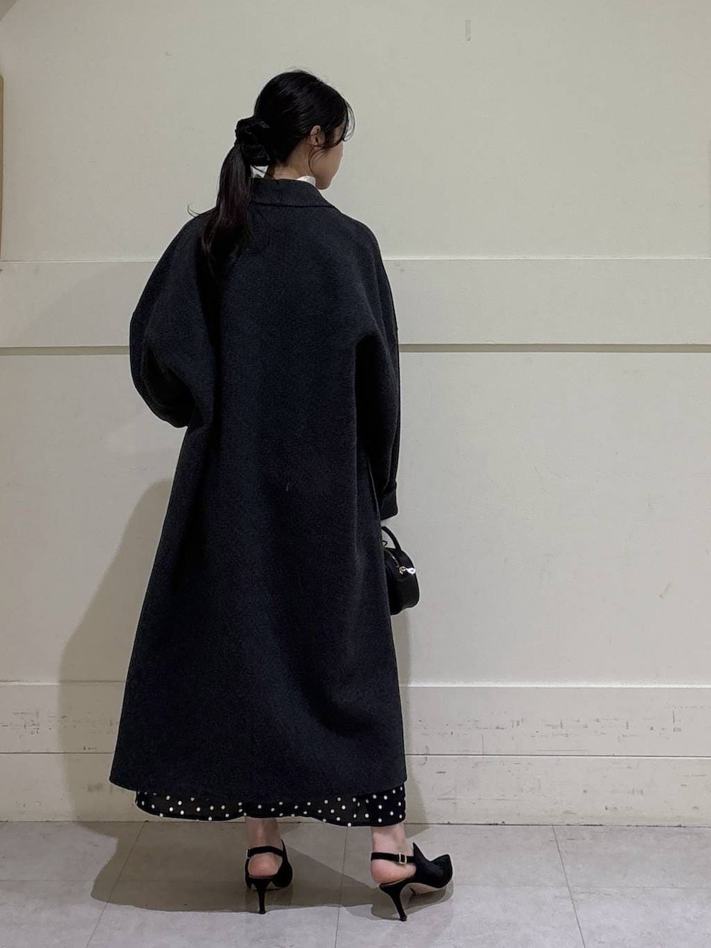 ホワイト系のニット/セーター、グレー系のチェスターコート、ブラウン系のショルダーバッグを着用したレディースの秋コーディネートの4枚目の写真