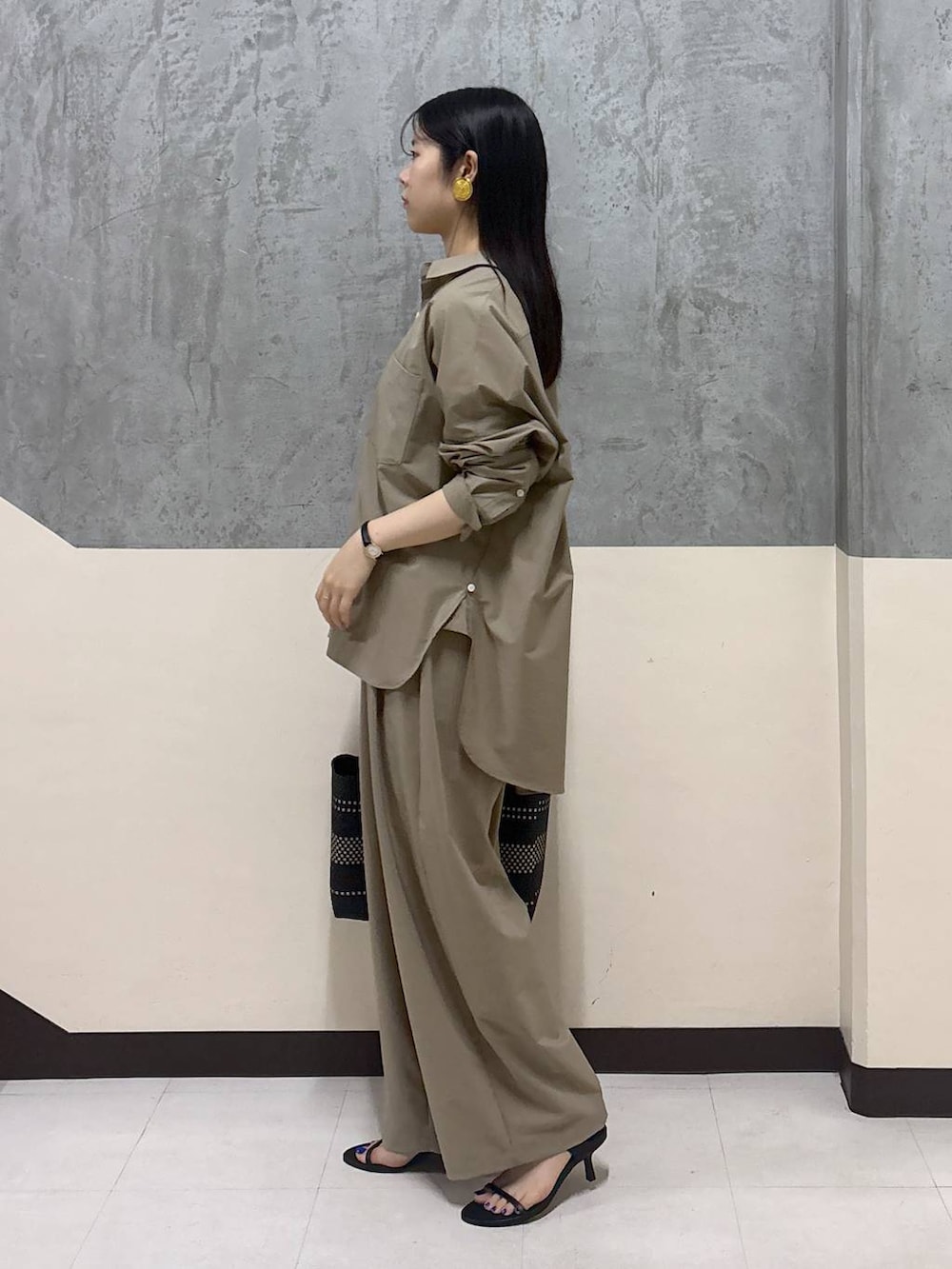 「骨格ストレート、BARNYARDSTORM、リラックス、きれいめ、着痩せ・細見え、夏コーデ、サンダル、ワイドパンツ」｜「BARNYARDSTORMのBARNYARDSTORM / MEXICOメルカドBAG（トートバッグ、その他）」を使った、hitomiさん（レディース・160cm）の夏コーディネートの2枚目の写真