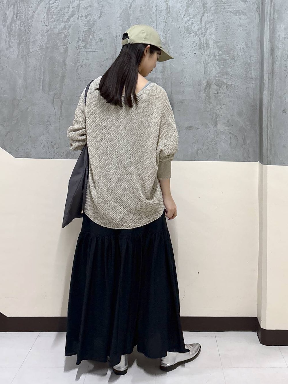 「スカート、リラックス、きれいめ、着痩せ・細見え、夏コーデ、骨格ストレート、BARNYARDSTORM」|「MazellのMazell / 2WAYソフトモカローファー(ローファー、シルバー系)」を使った、hitomiさん(レディース・160cm)の春コーディネートの5枚目の写真