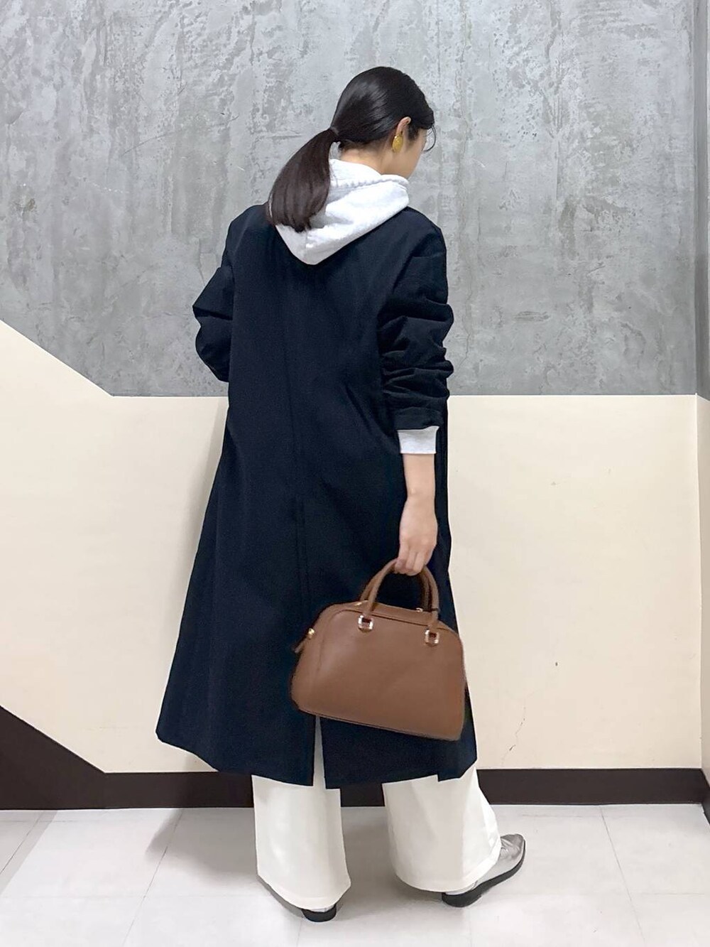 「着痩せ・細見え、骨格ストレート、BARNYARDSTORM、リラックス、きれいめ、デニムパンツ、春アウター」|「MazellのMazell / 2WAYソフトモカローファー(ローファー、シルバー系)」を使った、hitomiさん(レディース・160cm)の春コーディネートの3枚目の写真