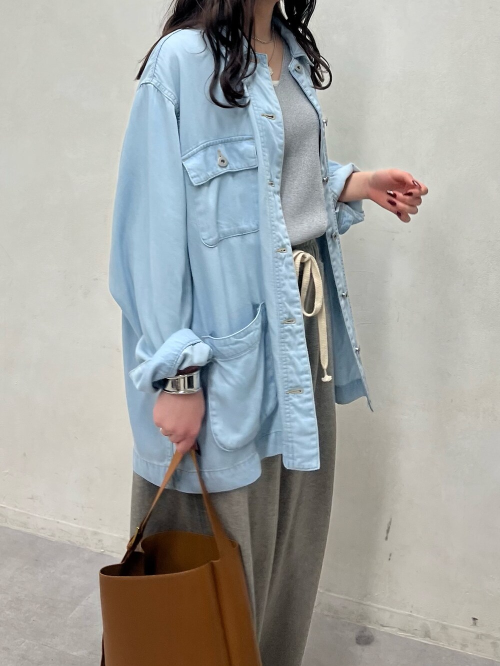 ブルー系のその他アウター、グレー系のニット/セーター、シルバー系のブレスレットを着用したレディースの冬コーディネートの5枚目の写真