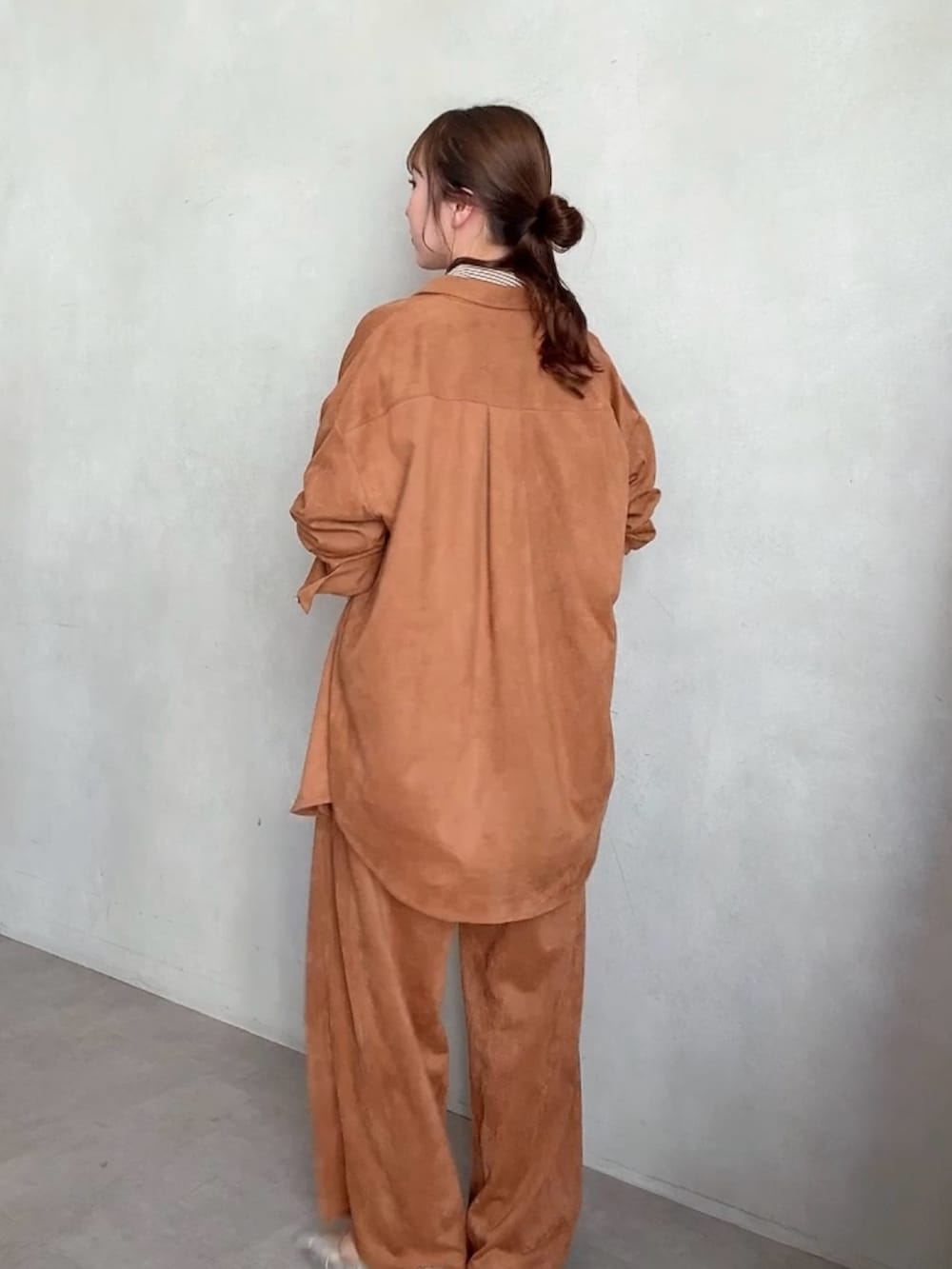 イエロー系のシャツ/ブラウス、ブラウン系のシャツ/ブラウス、イエロー系のその他パンツを着用したレディースの夏コーディネートの2枚目の写真