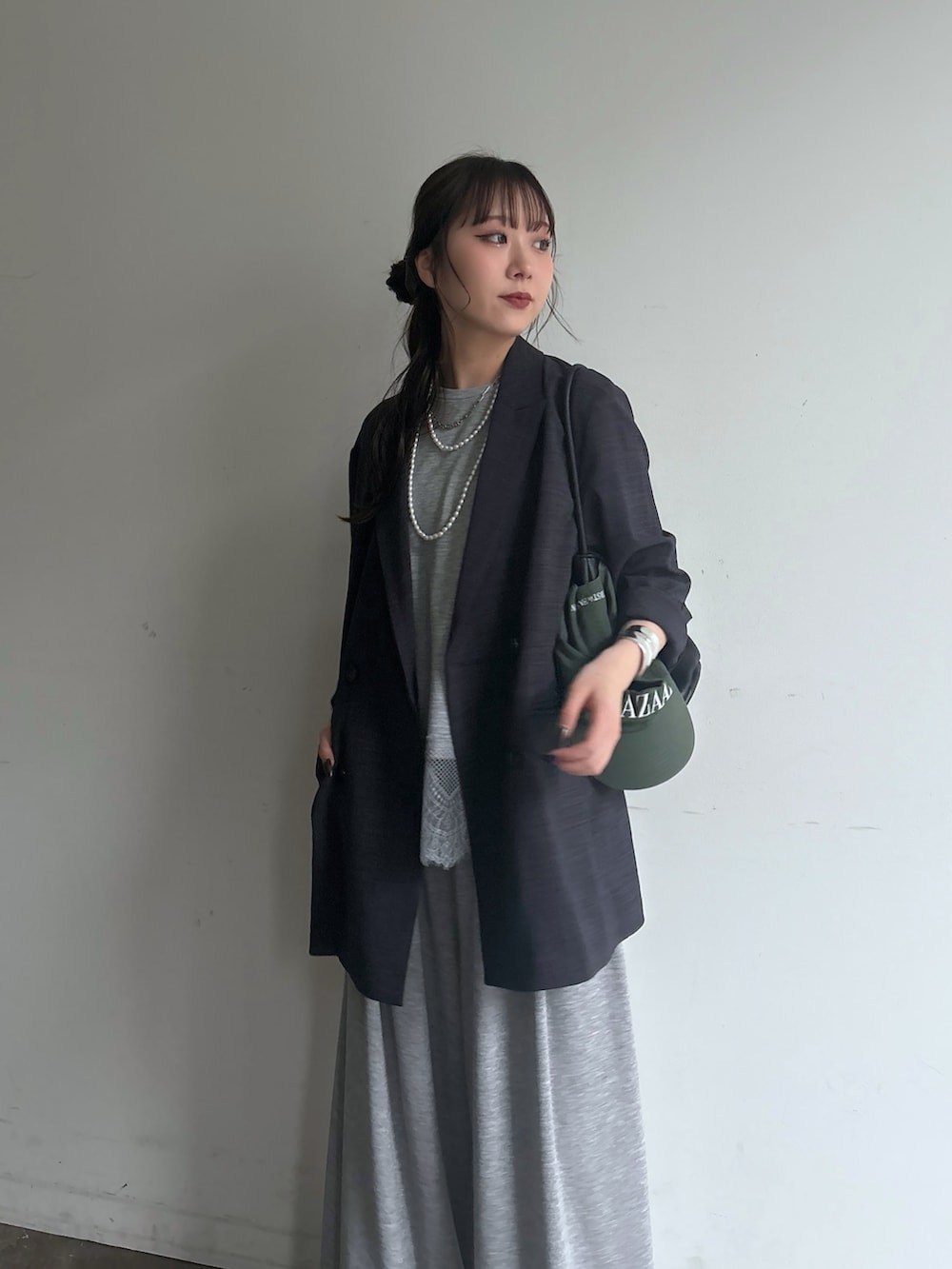 グレー系のその他パンツ、グレー系のTシャツ/カットソー、グレー系のテーラードジャケットを着用したレディースの春コーディネートの2枚目の写真