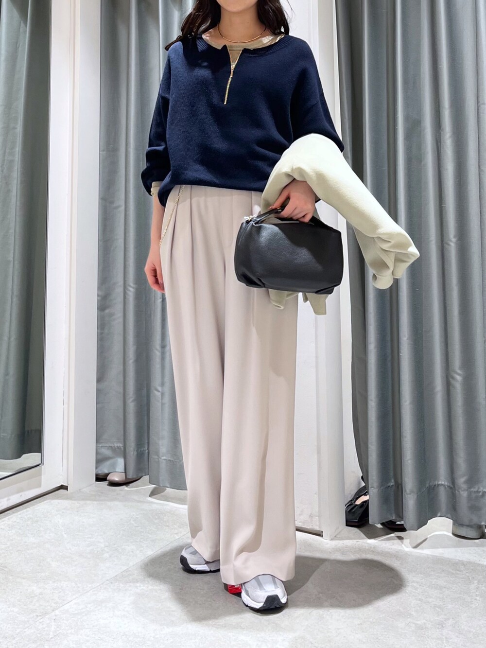 グレー系のスラックス、ブルー系のニット/セーター、グリーン系のその他アウターを着用したレディースの冬コーディネートの2枚目の写真