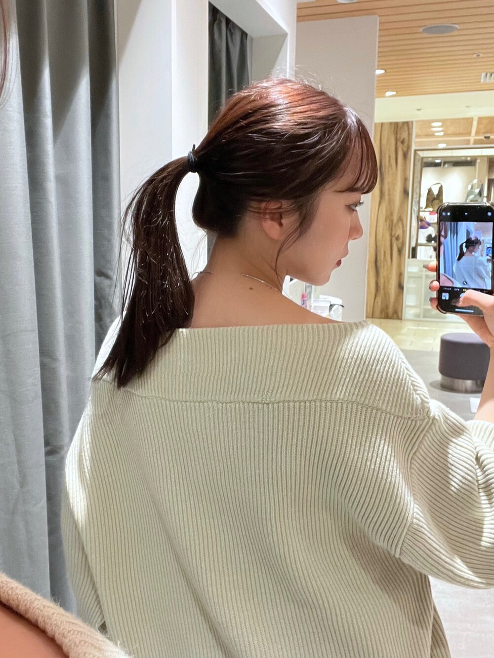 ベージュ系のニット/セーター、ブルー系のデニムパンツ、シルバー系のパンプスを着用したレディースの秋コーディネートの5枚目の写真