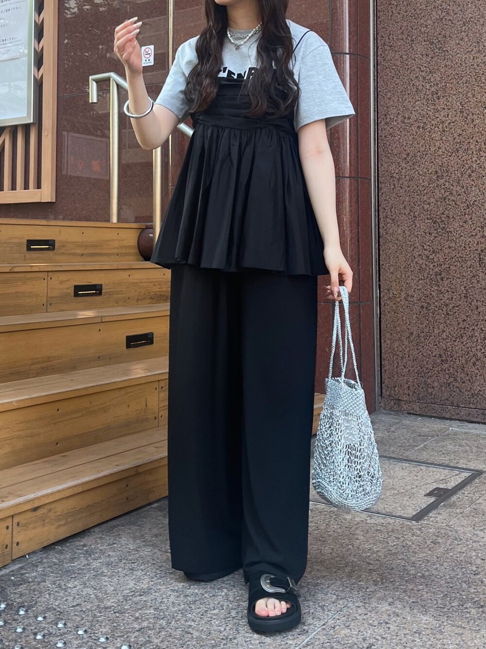 グレー系のTシャツ/カットソー、ブラック系のパンツ、ブラック系のキャミソールを着用したレディースの夏コーディネートの7枚目の写真