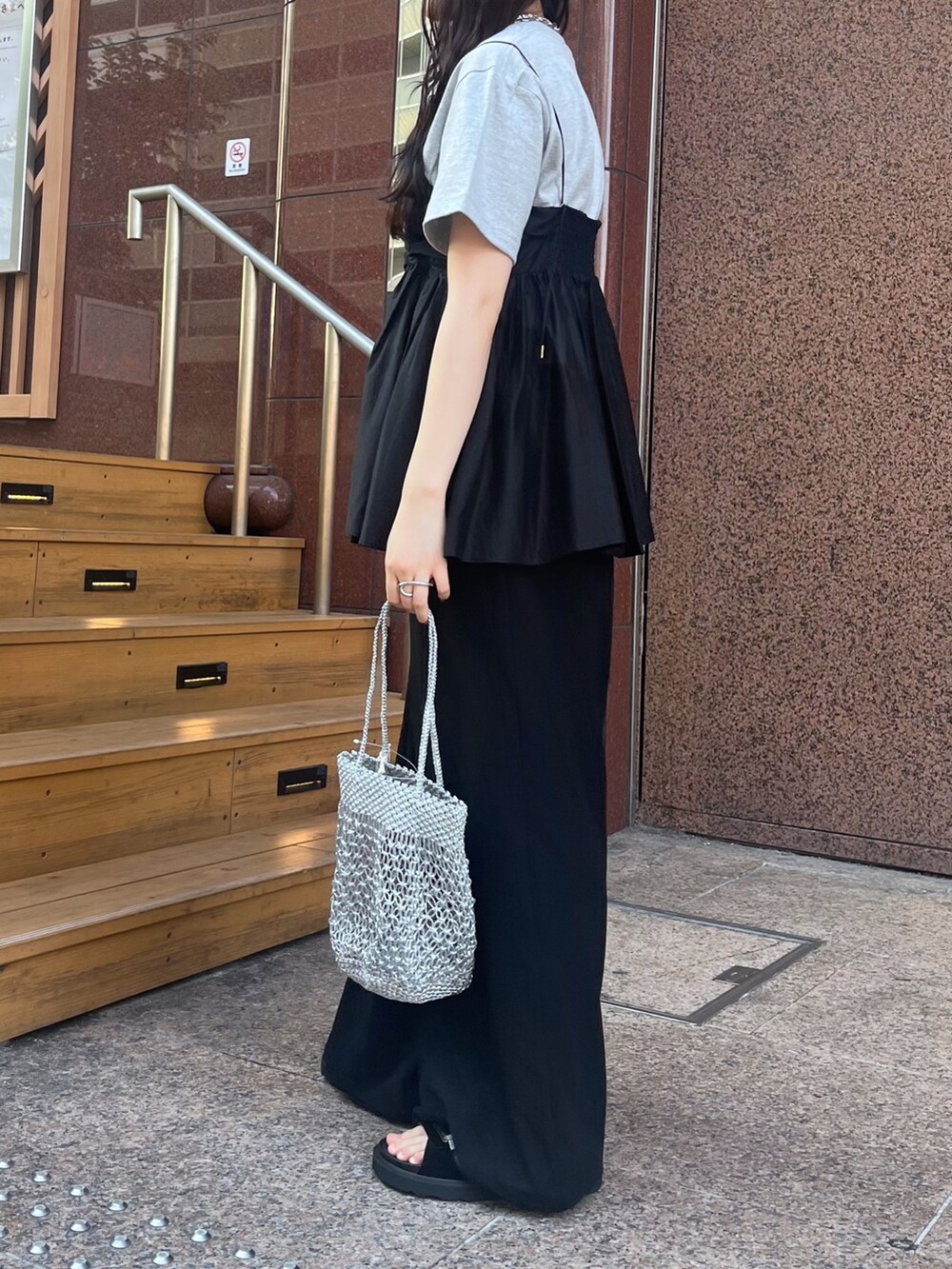グレー系のTシャツ/カットソー、ブラック系のパンツ、ブラック系のキャミソールを着用したレディースの夏コーディネートの8枚目の写真