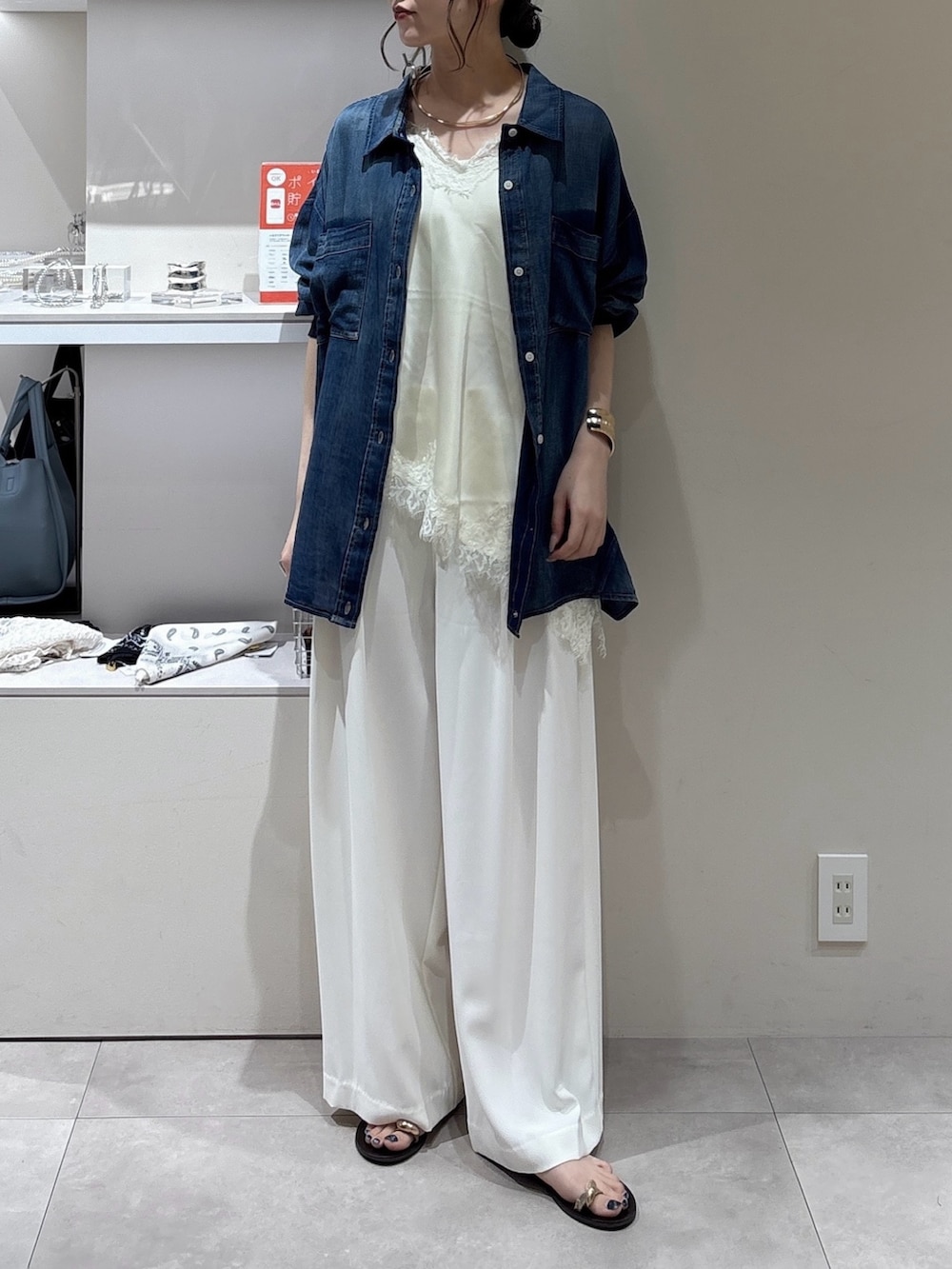 ブルー系のシャツ/ブラウス、ホワイト系のシャツ/ブラウス、ホワイト系のスラックスを着用したレディースの夏コーディネートの2枚目の写真