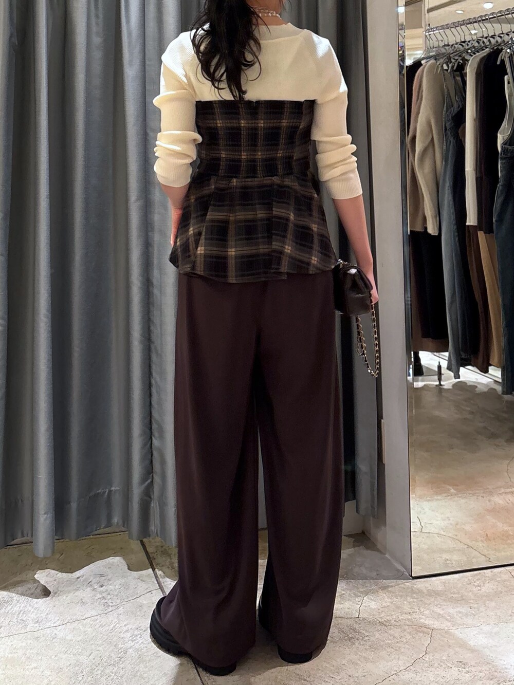 ブラック系のその他トップス、ブラウン系のスラックス、ブラウン系のショルダーバッグを着用したレディースの冬コーディネートの3枚目の写真