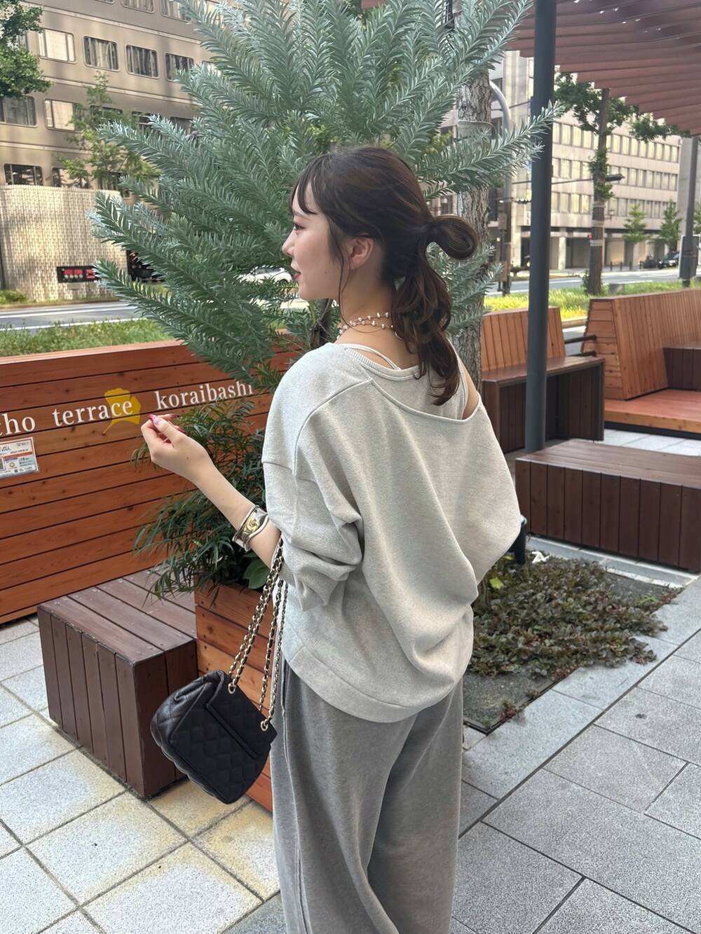 グレー系のその他パンツ、ブラック系のショルダーバッグ、グレー系のTシャツ/カットソーを着用したレディースの夏コーディネートの4枚目の写真