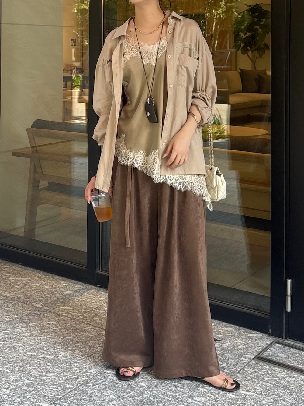 ブラウン系のその他パンツ、ベージュ系のシャツ/ブラウス、ベージュ系のシャツ/ブラウスを着用したレディースの夏コーディネートの2枚目の写真