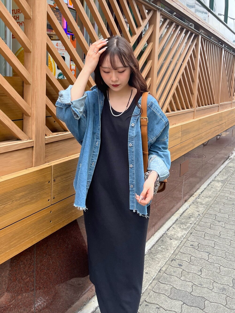 ブラック系のワンピース/ドレス、ブルー系のシャツ/ブラウス、シルバー系のパンプスを着用したレディースの夏コーディネートの4枚目の写真