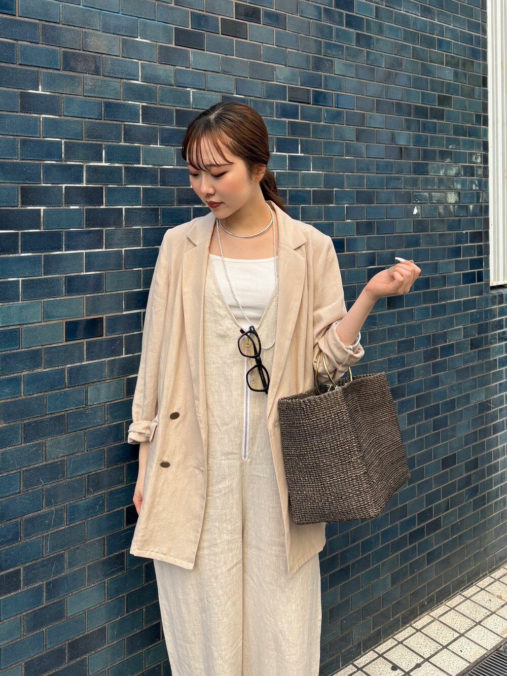 ベージュ系のつなぎ/オールインワン、ベージュ系のテーラードジャケット、シルバー系のネックレスを着用したレディースの春コーディネートの2枚目の写真