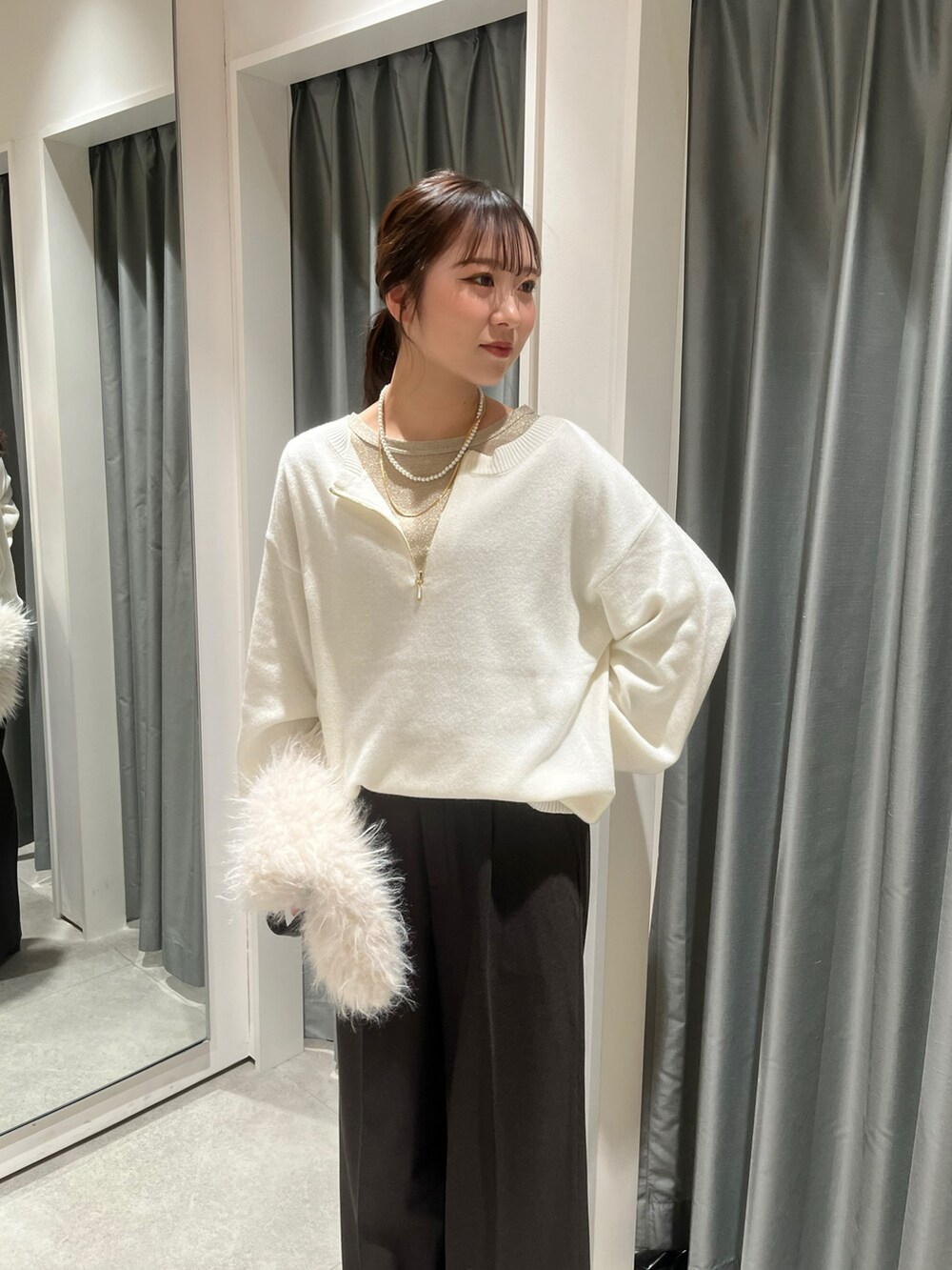 ホワイト系のニット/セーター、ゴールド系のTシャツ/カットソー、ブラウン系のその他パンツを着用したレディースの冬コーディネートの2枚目の写真