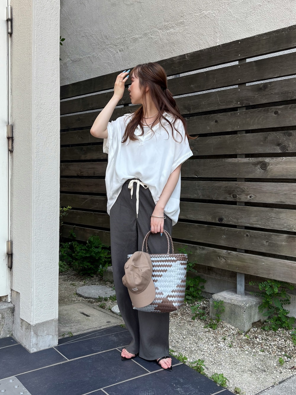 グレー系のその他パンツ、ブラック系のサンダル、ホワイト系のシャツ/ブラウスを着用したレディースの夏コーディネートの4枚目の写真