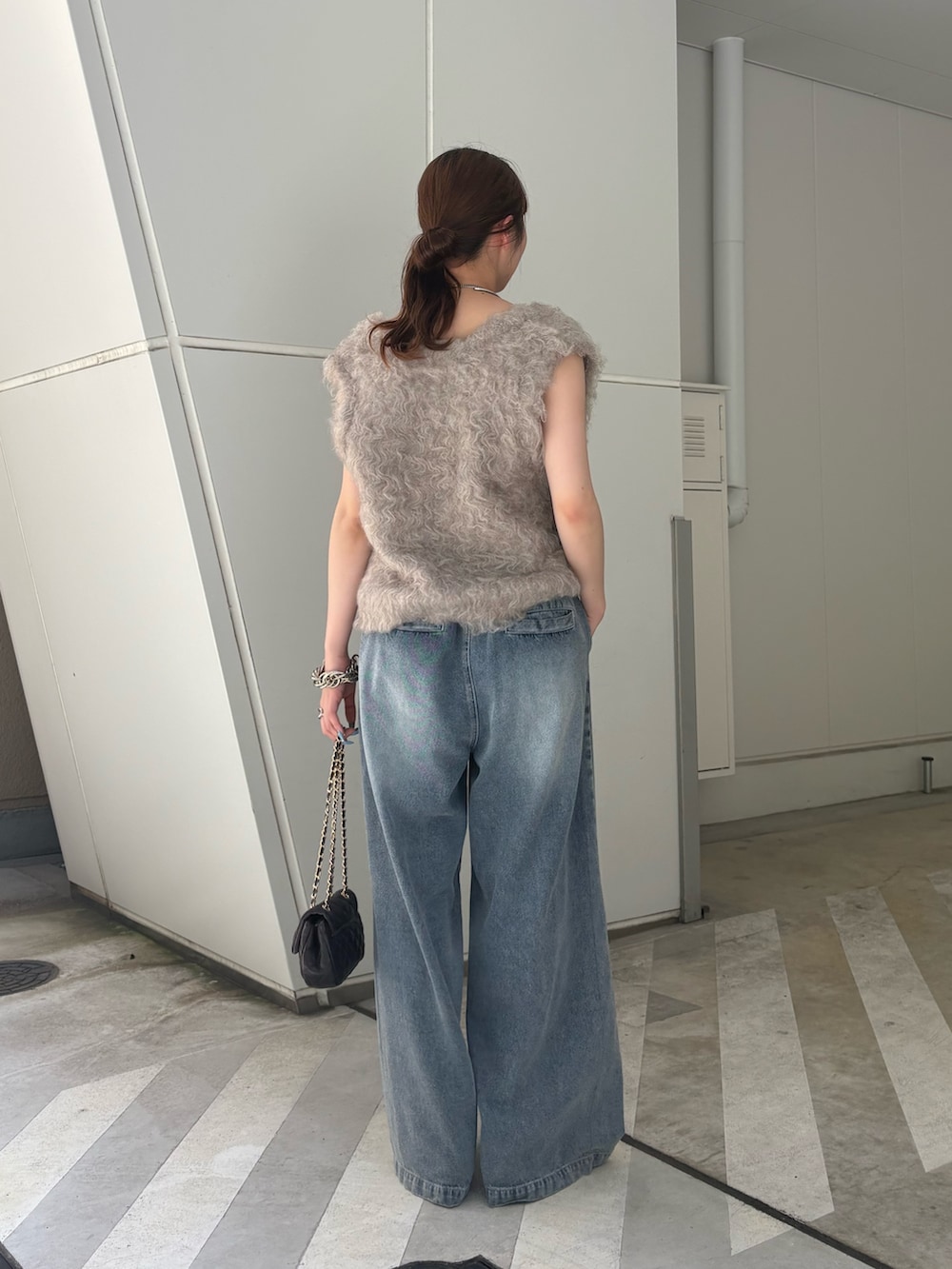 ベージュ系のニット/セーター、ブルー系のその他パンツ、ブラック系のショルダーバッグを着用したレディースの夏コーディネートの4枚目の写真