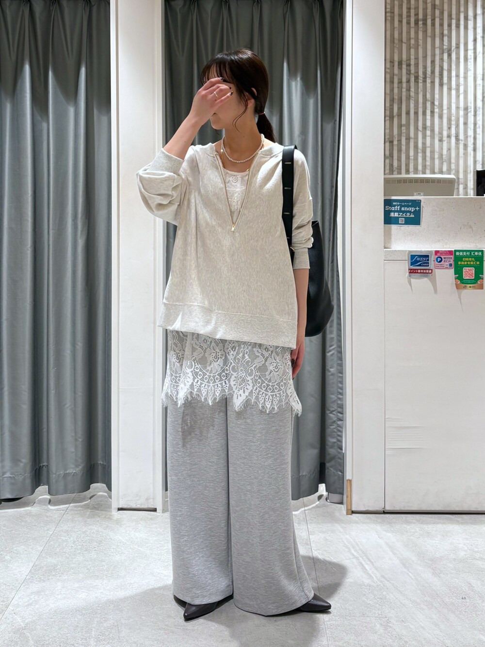 ホワイト系のシャツ/ブラウス、グレー系のその他パンツ、ベージュ系のスウェットを着用したレディースの冬コーディネートの2枚目の写真