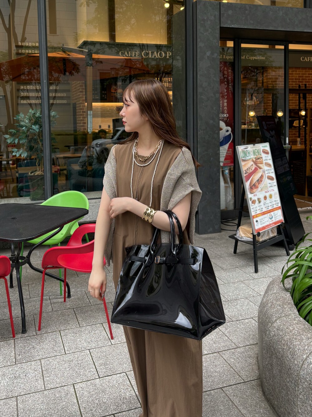 ベージュ系のつなぎ/オールインワン、ブラック系のショルダーバッグ、ゴールド系のニット/セーターを着用したレディースの夏コーディネートの5枚目の写真