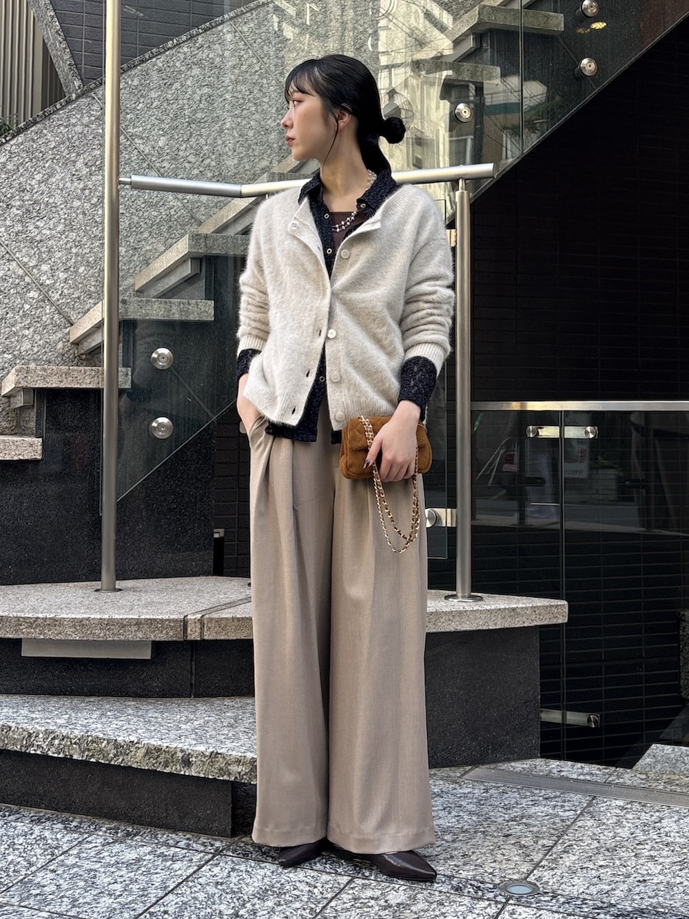 ブルー系のシャツ/ブラウス、ホワイト系のカーディガン/ボレロ、ブラウン系のタンクトップを着用したレディースの秋コーディネートの2枚目の写真