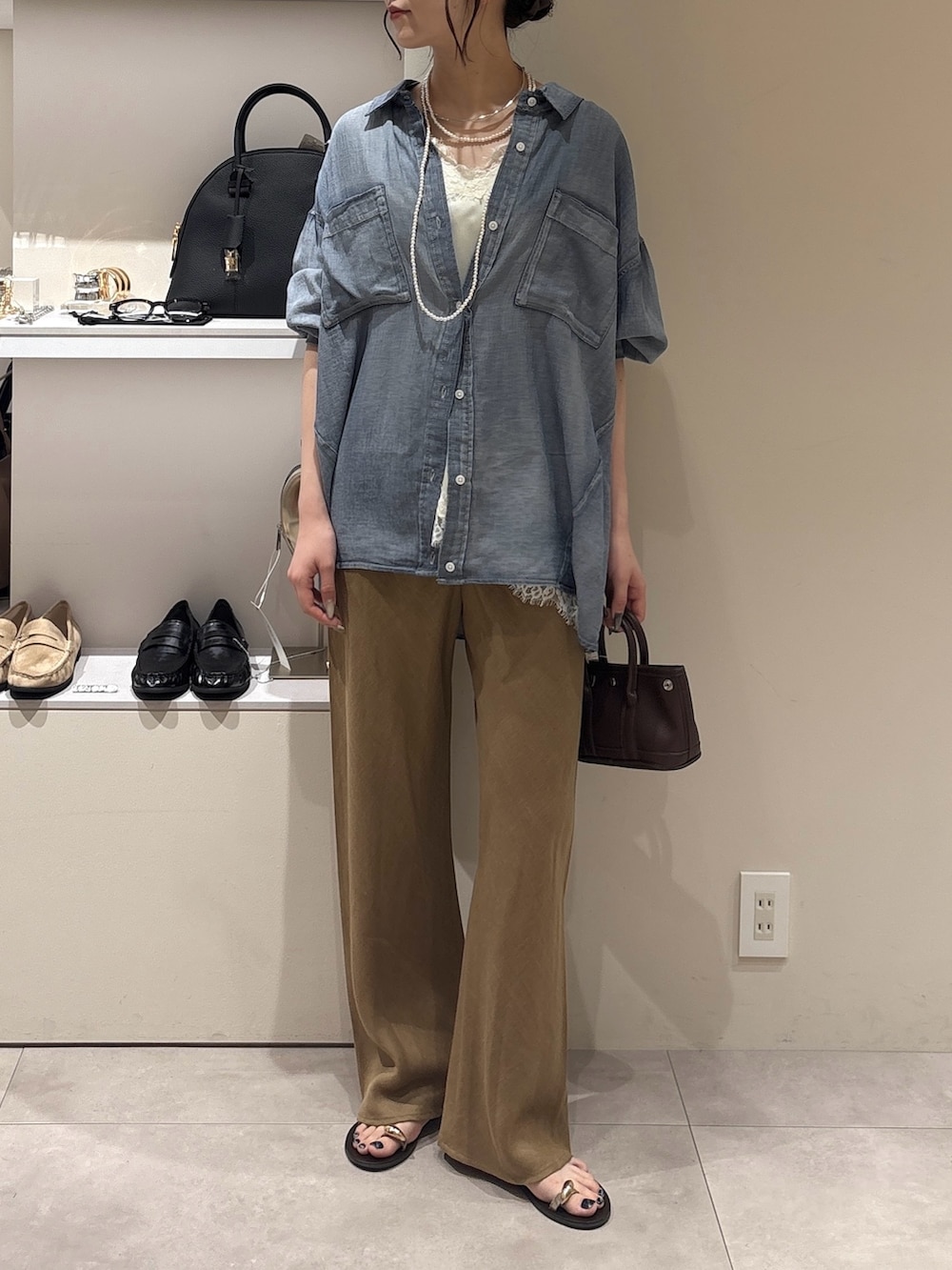 ブルー系のシャツ/ブラウス、ベージュ系のその他パンツ、ブラウン系のショルダーバッグを着用したレディースの夏コーディネートの2枚目の写真