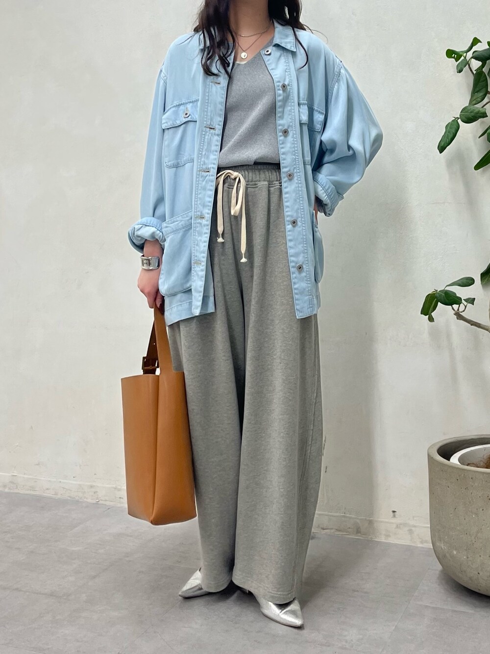 ブルー系のその他アウター、グレー系のニット/セーター、シルバー系のブレスレットを着用したレディースの冬コーディネートの3枚目の写真