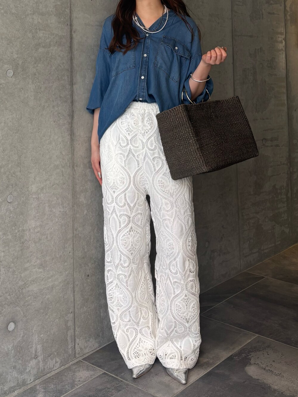 ホワイト系のその他パンツ、ブルー系のシャツ/ブラウス、その他のネックレスを着用したレディースの春コーディネートの2枚目の写真