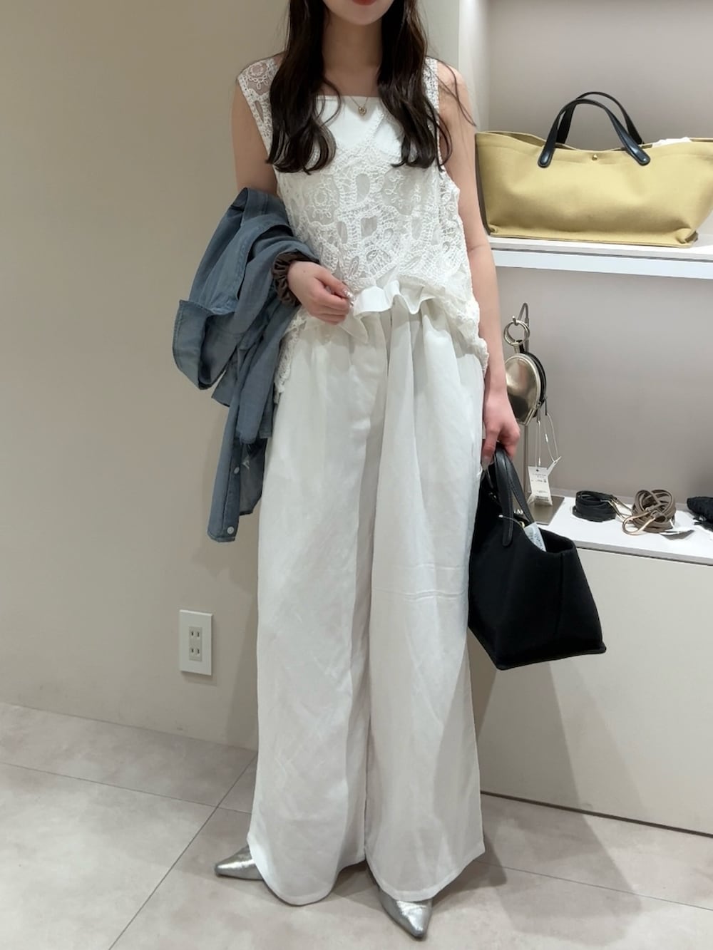 ホワイト系のTシャツ/カットソー、ホワイト系のその他パンツ、ブルー系のシャツ/ブラウスを着用したレディースの春コーディネートの2枚目の写真