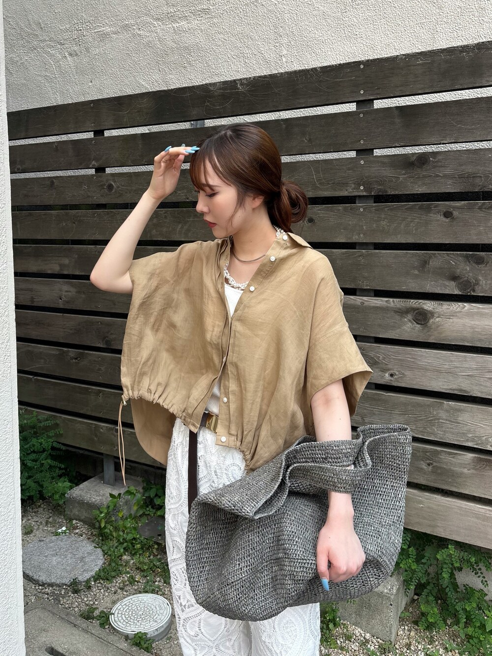 ベージュ系のシャツ/ブラウス、ホワイト系のその他パンツ、ブラック系のサンダルを着用したレディースの夏コーディネートの5枚目の写真