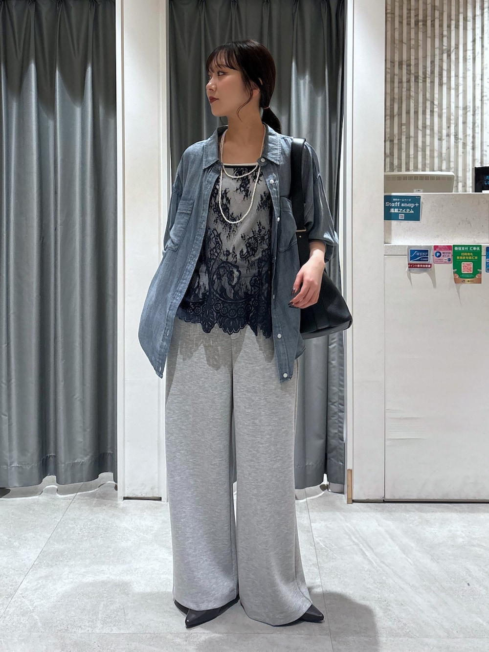 グレー系のその他パンツ、ブラウン系のパンプス、ブラック系のショルダーバッグを着用したレディースの冬コーディネートの2枚目の写真