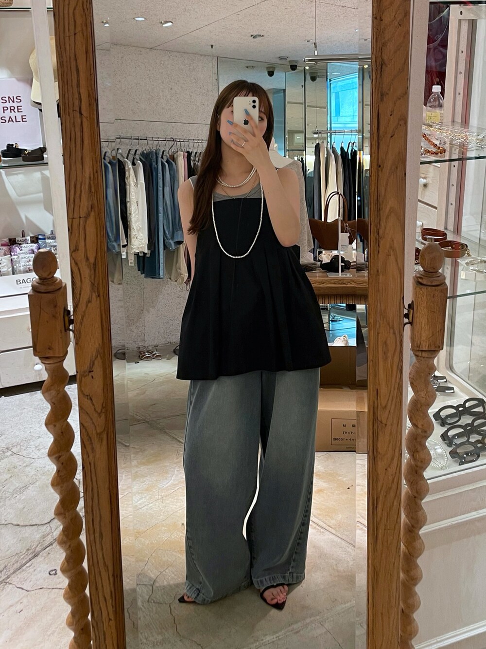 ブルー系のデニムパンツ、ブラック系のシャツ/ブラウス、グレー系のTシャツ/カットソーを着用したレディースの夏コーディネートの2枚目の写真