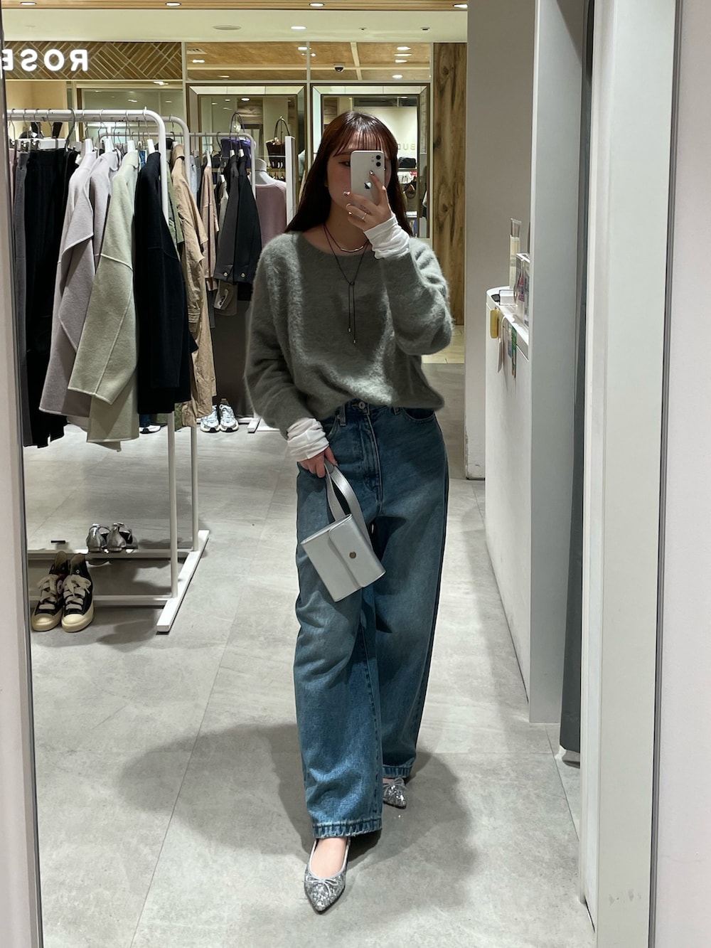 ブルー系のデニムパンツ、ブラック系のその他アウター、グリーン系のニット/セーターを着用したレディースの秋コーディネートの3枚目の写真