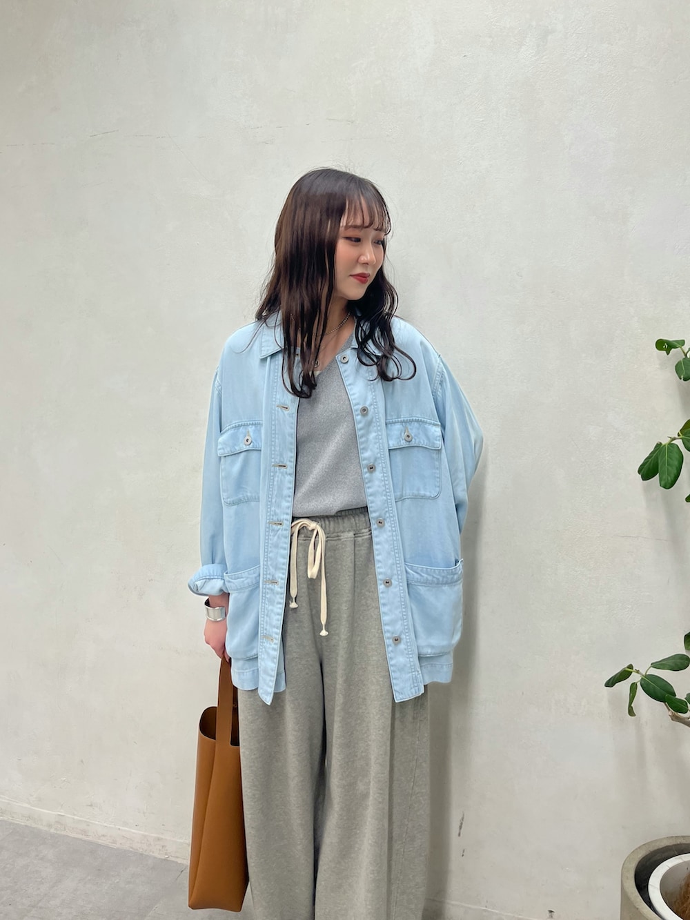 ブルー系のその他アウター、グレー系のニット/セーター、シルバー系のブレスレットを着用したレディースの冬コーディネートの4枚目の写真