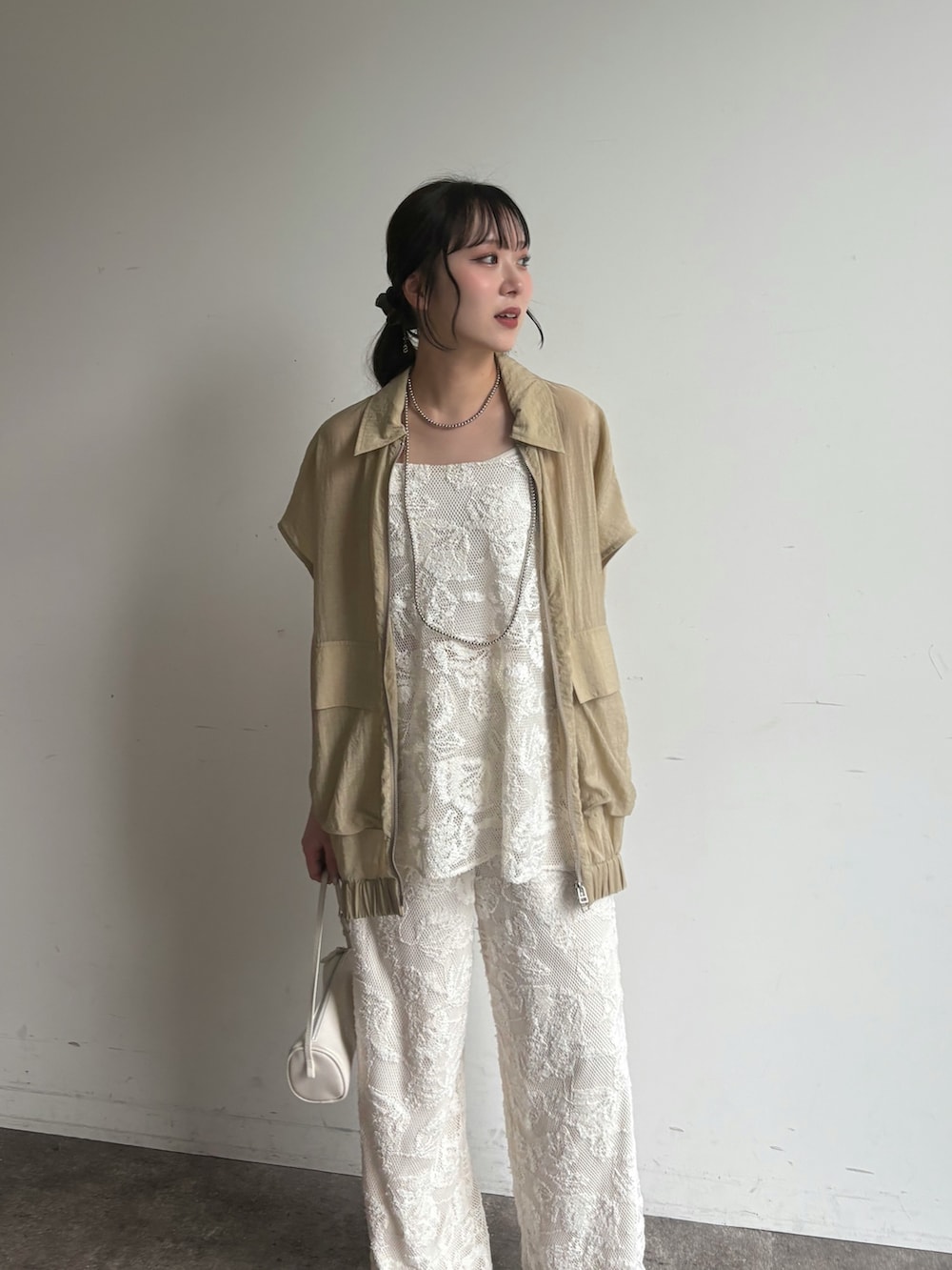 ホワイト系のその他パンツ、ホワイト系のシャツ/ブラウス、シルバー系のネックレスを着用したレディースの春コーディネートの2枚目の写真