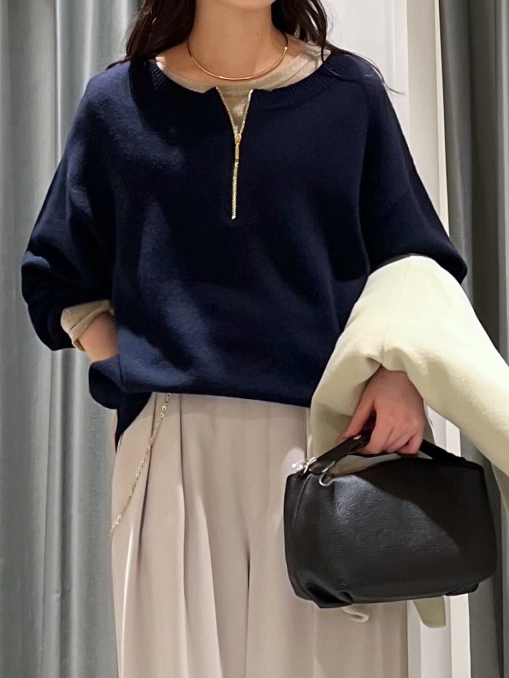 グレー系のスラックス、ブルー系のニット/セーター、グリーン系のその他アウターを着用したレディースの冬コーディネートの5枚目の写真