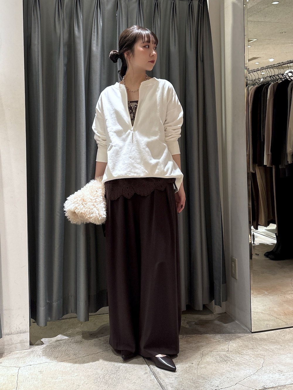 ホワイト系のスウェット、ブラウン系のスラックス、ブラウン系のパンプスを着用したレディースの秋コーディネートの2枚目の写真